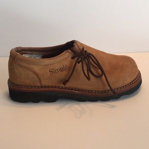 Simple closed heel clog